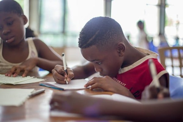 L'intégration de l'art dans le curriculum scolaire : un guide complet pour éduquer à la créativité