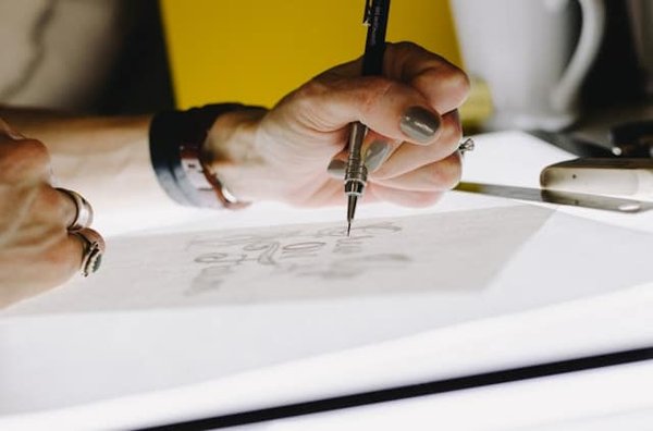Les clés pour écrire une critique d'art efficace et pertinente